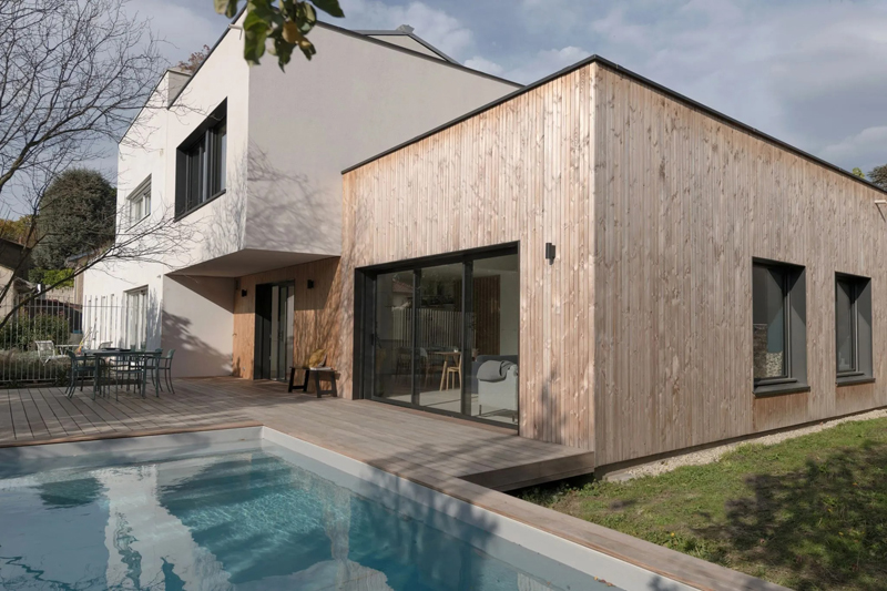 Maison bois et blanc avec piscine