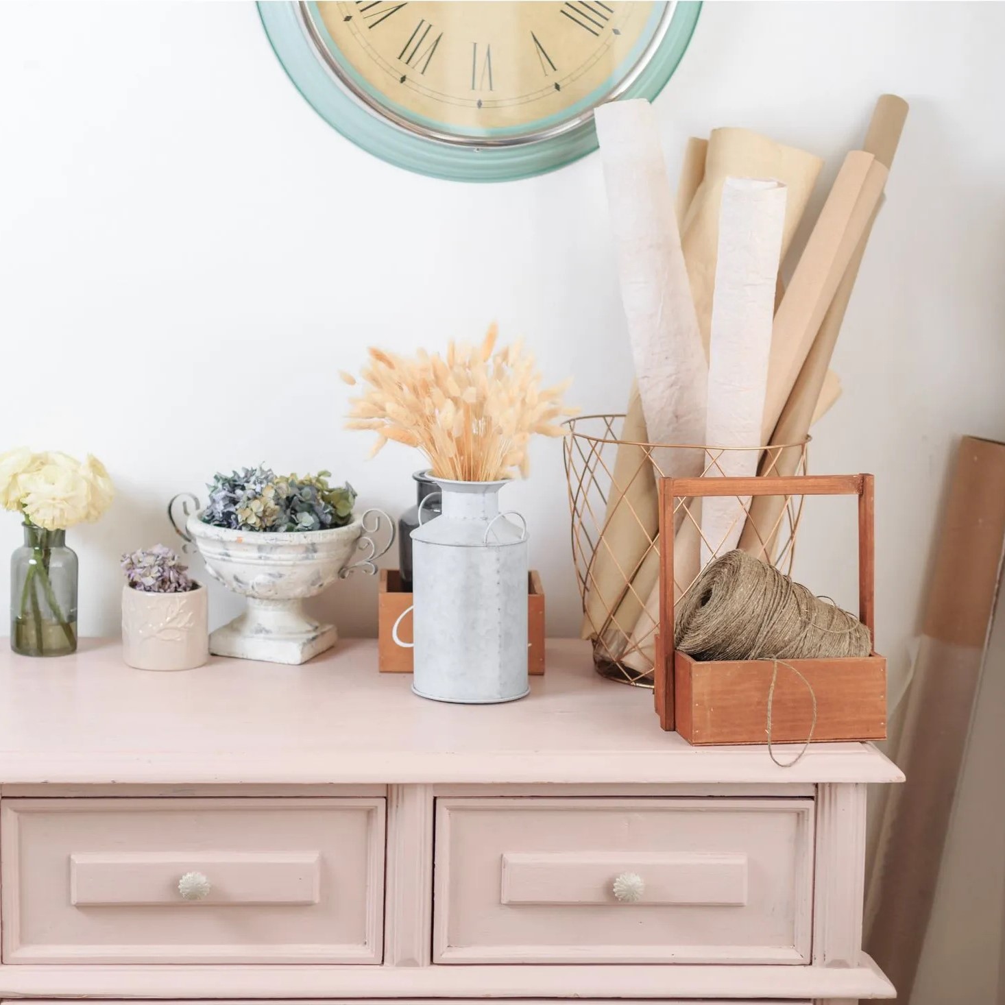 Meuble en bois vintage relooké en rose