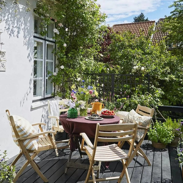 Petite terrasse en bois devant la maison