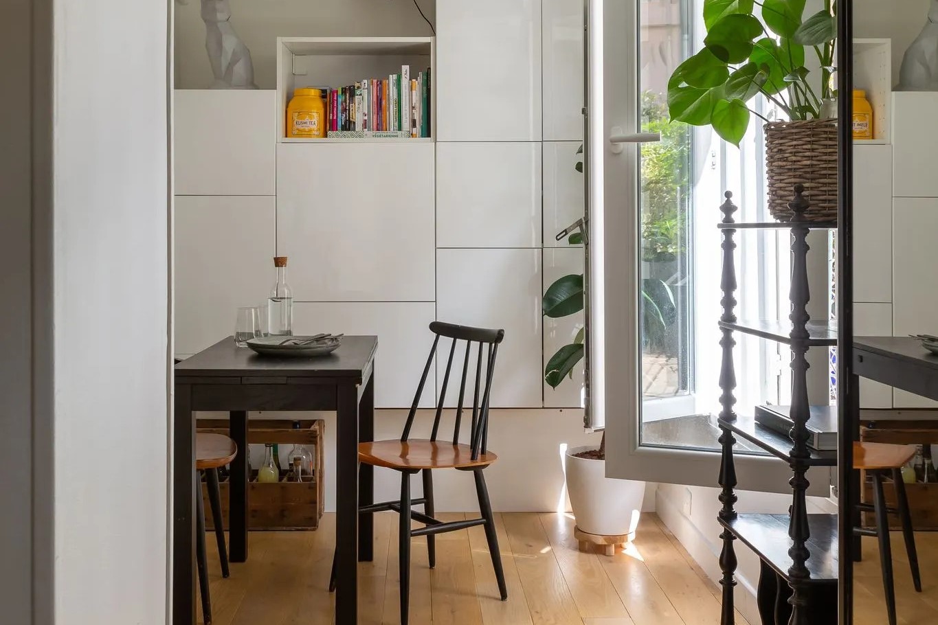 Salle à manger avec vue sur le jardinet