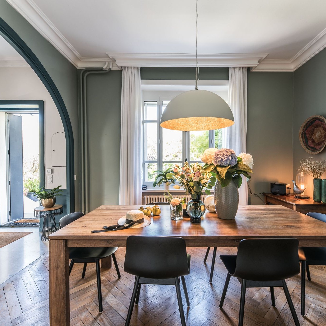 Salle à manger ouverte sur l'entrée et peinte en monochrome vert d'eau