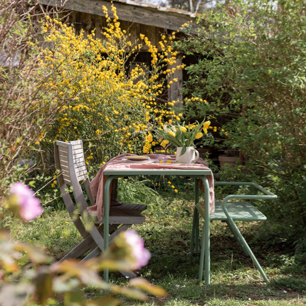 Table de jardin verte pour repas d'été