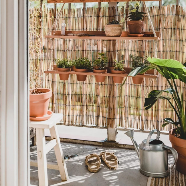 Une jardinière home made pour recouvrir le garde-corps du balcon