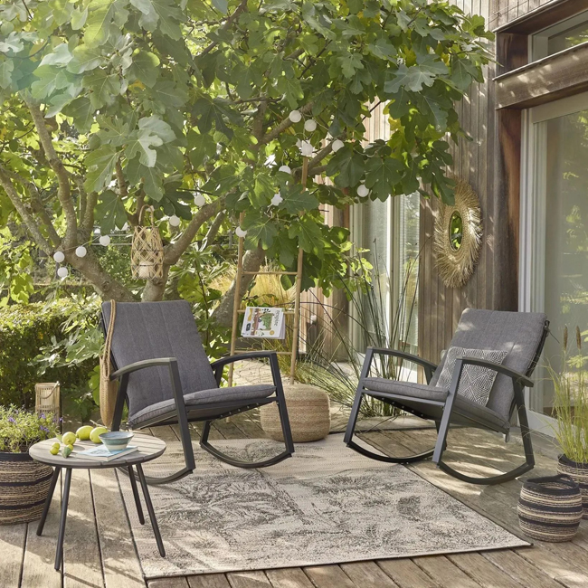 Une petite terrasse en bois arborée