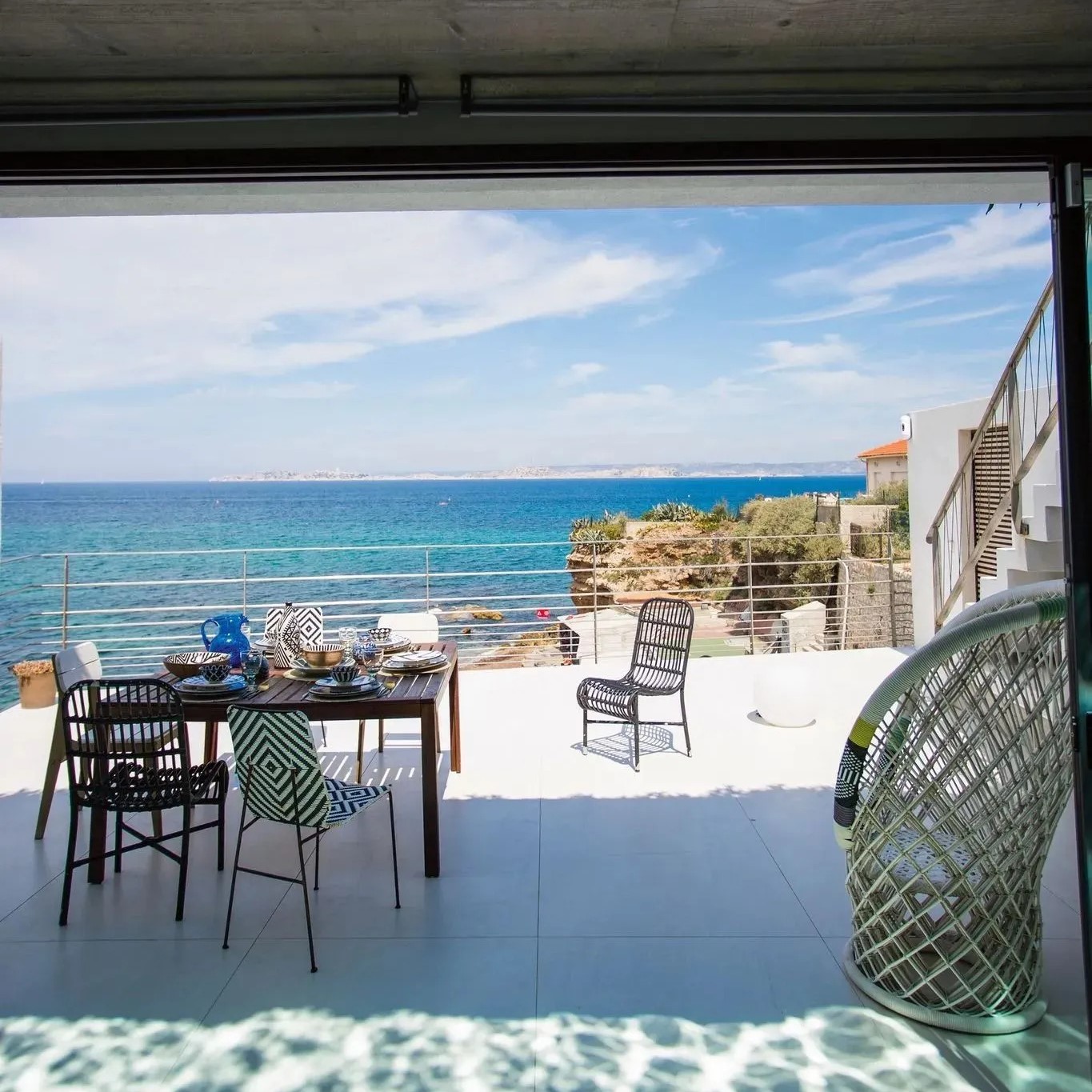 Une terrasse avec vue mer aux couleurs du Sud, tout en nuances de bleu