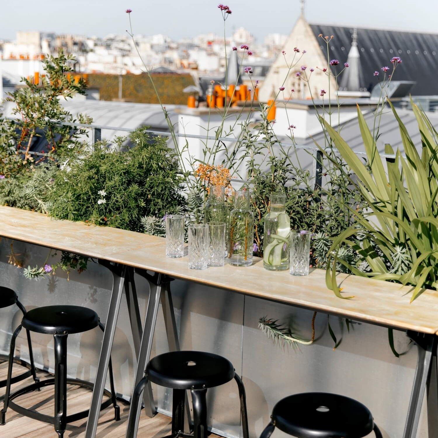 Bar en bois accolé devant une jardinière de balcon