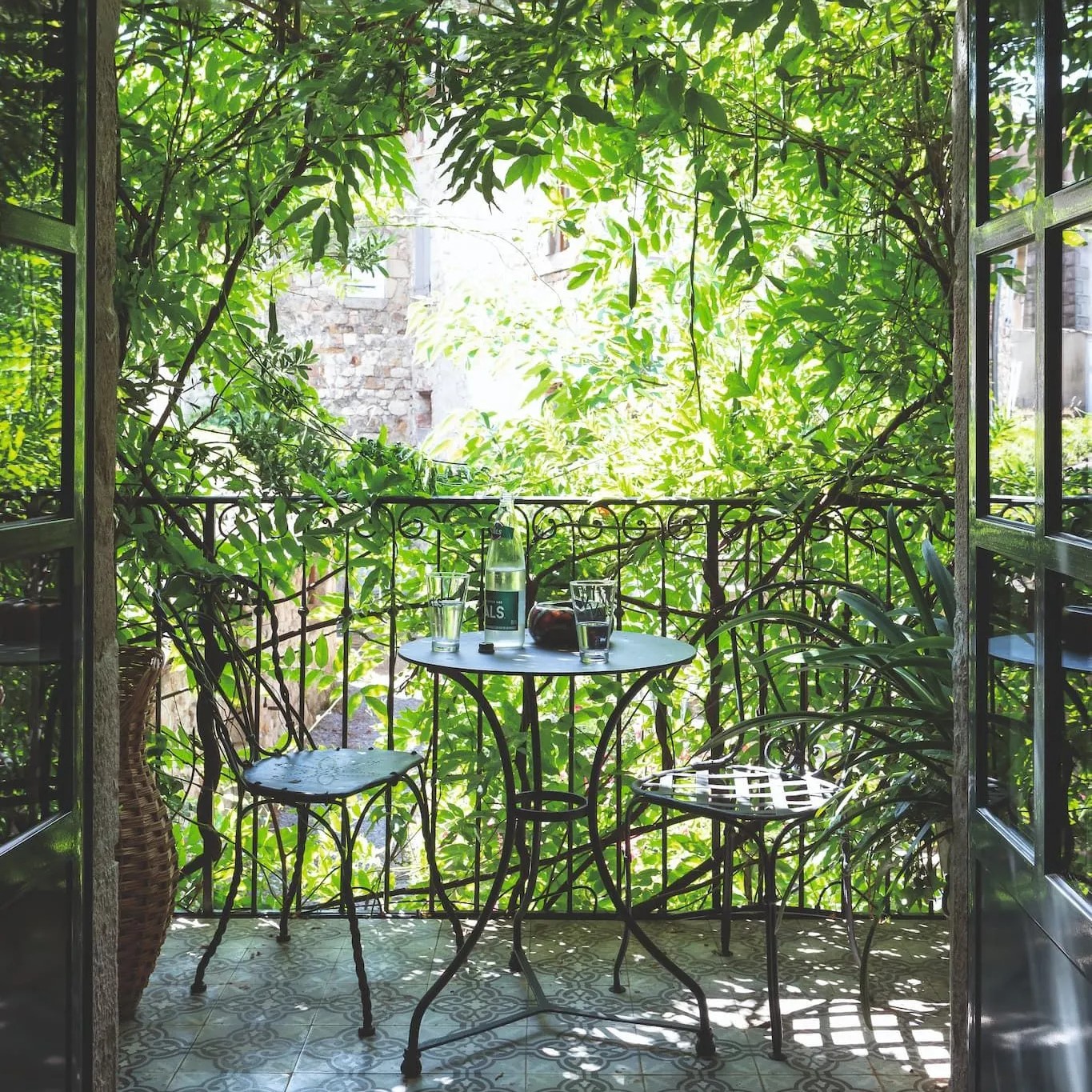 Chambre avec balcon sous la treille