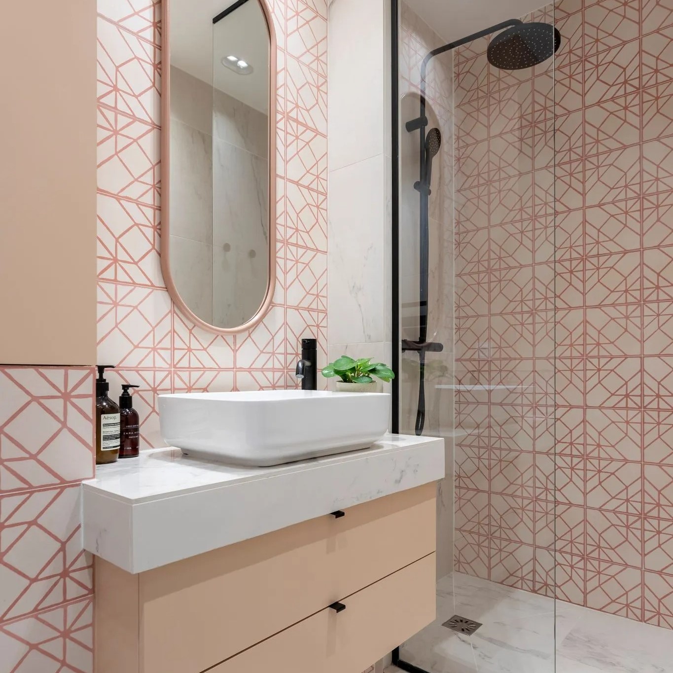 Petite salle de bains avec grande douche, meuble vasque sur mesure, tons rosés
