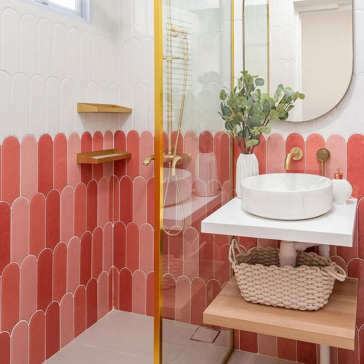 Salle de bains blanche avec carrelage repeint en rose et rouge
