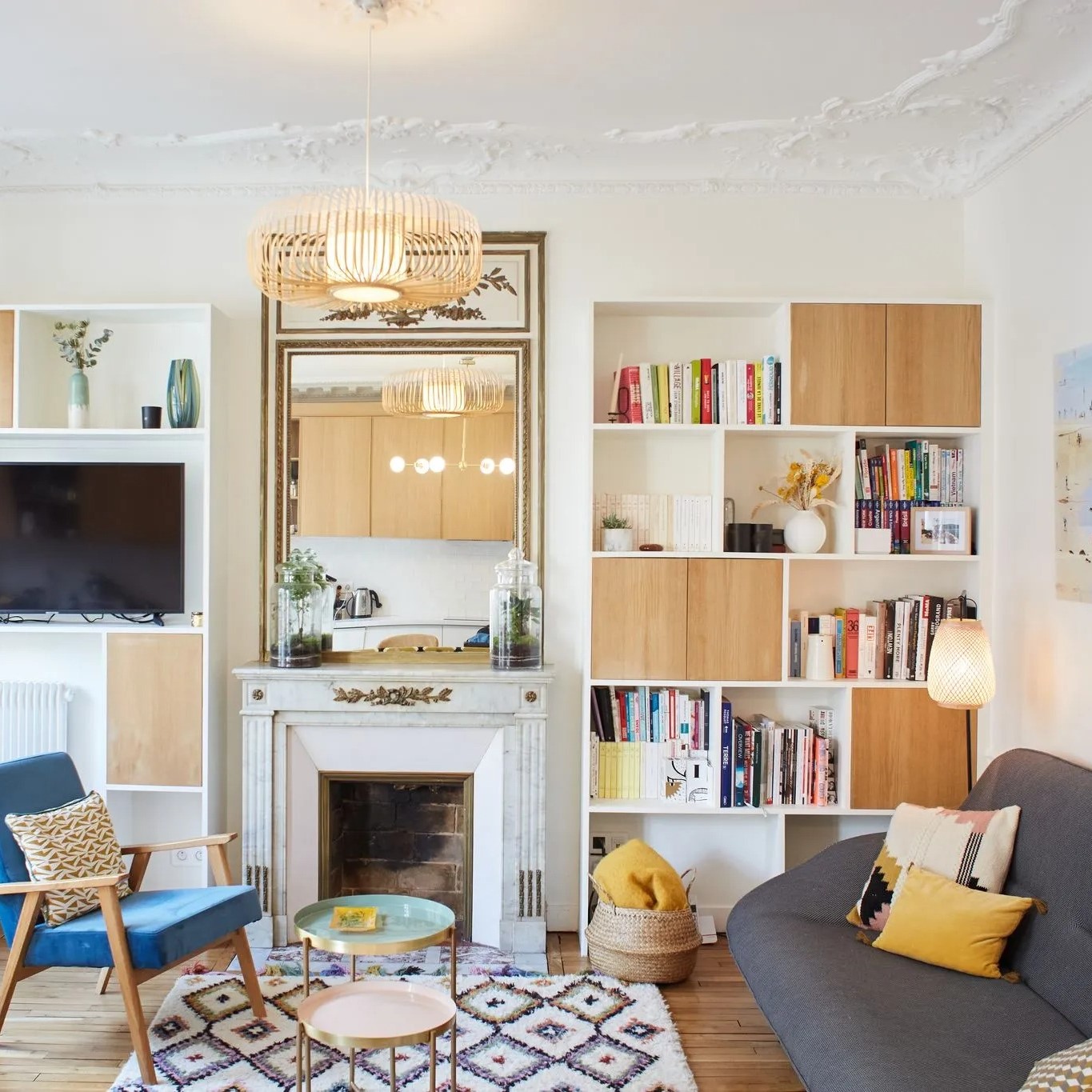 Salon blanc avec bibliothèque en bois