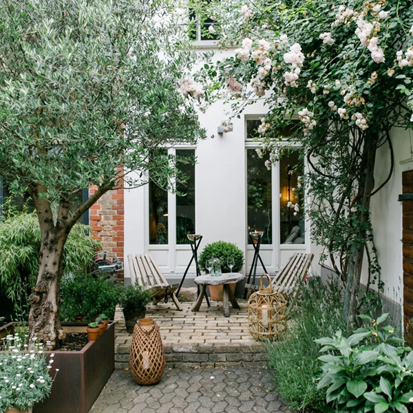 Un jardin pavé devant une maison de ville