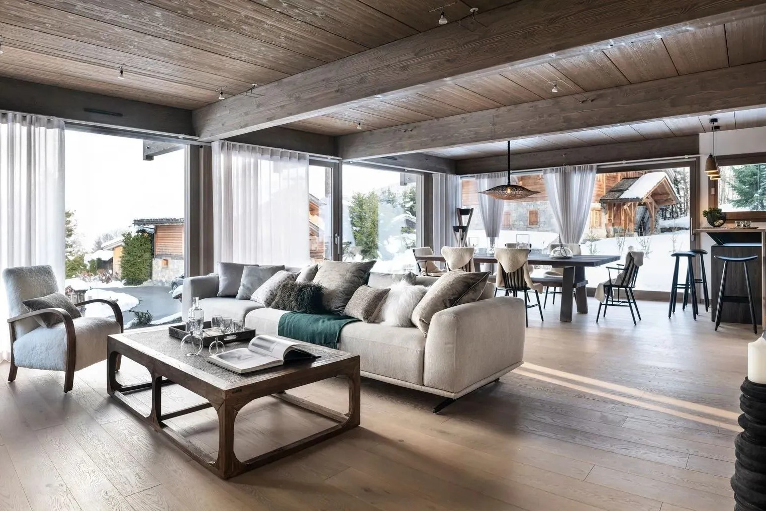 À l’intérieur du chalet, une généreuse pièce à vivre