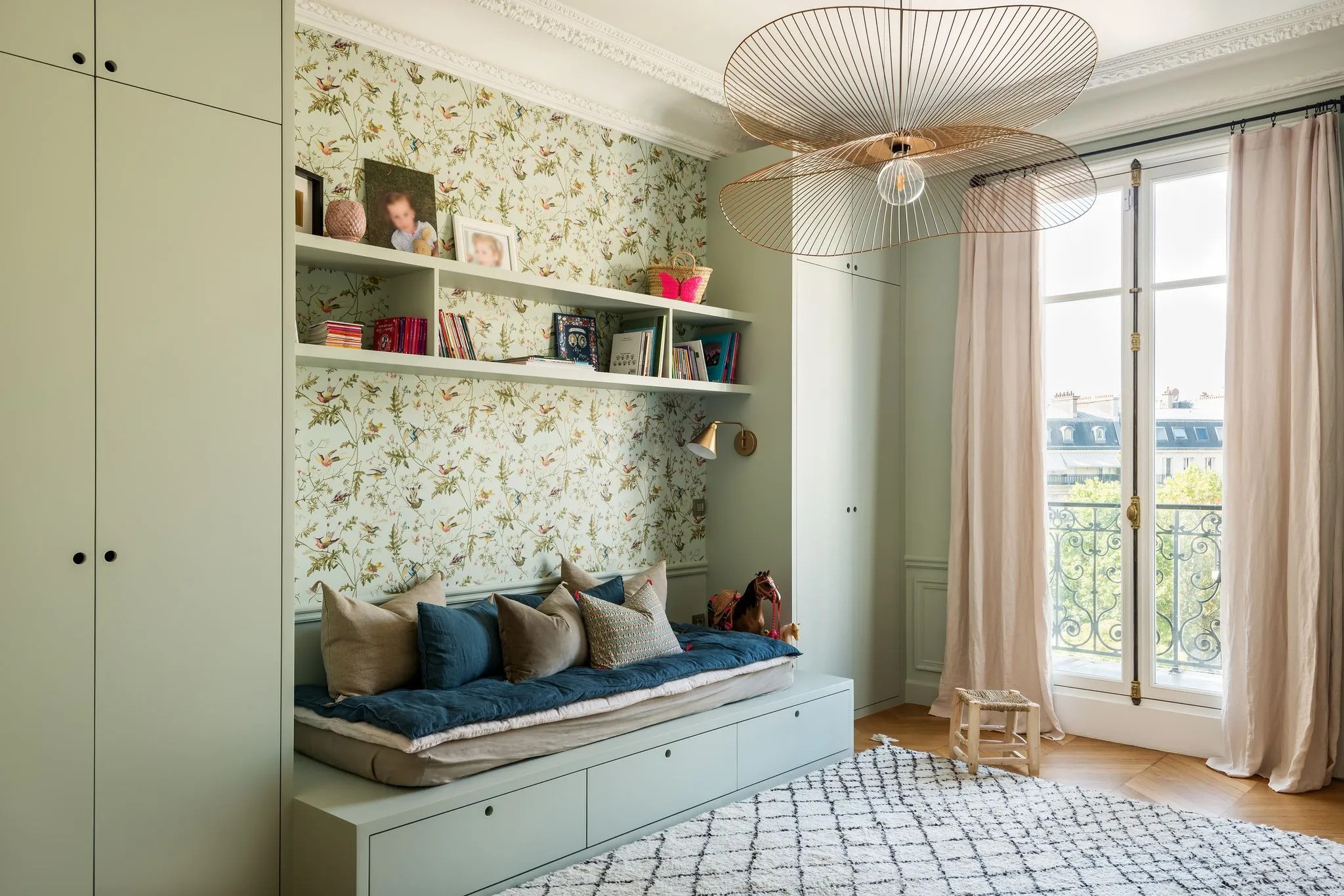 Chambre d'enfant avec rangements et banquette sur mesure peints en vert d'eau