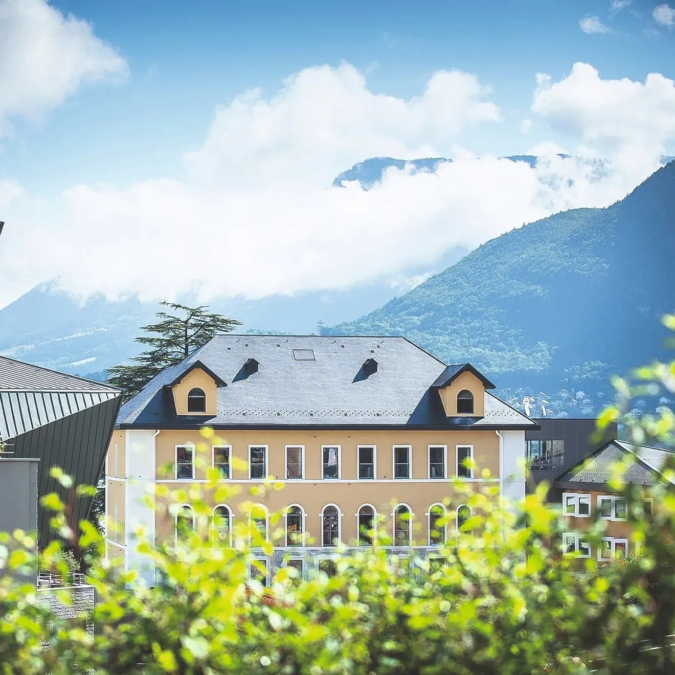 Extérieur de l'hôtel Le Pélican à Annecy