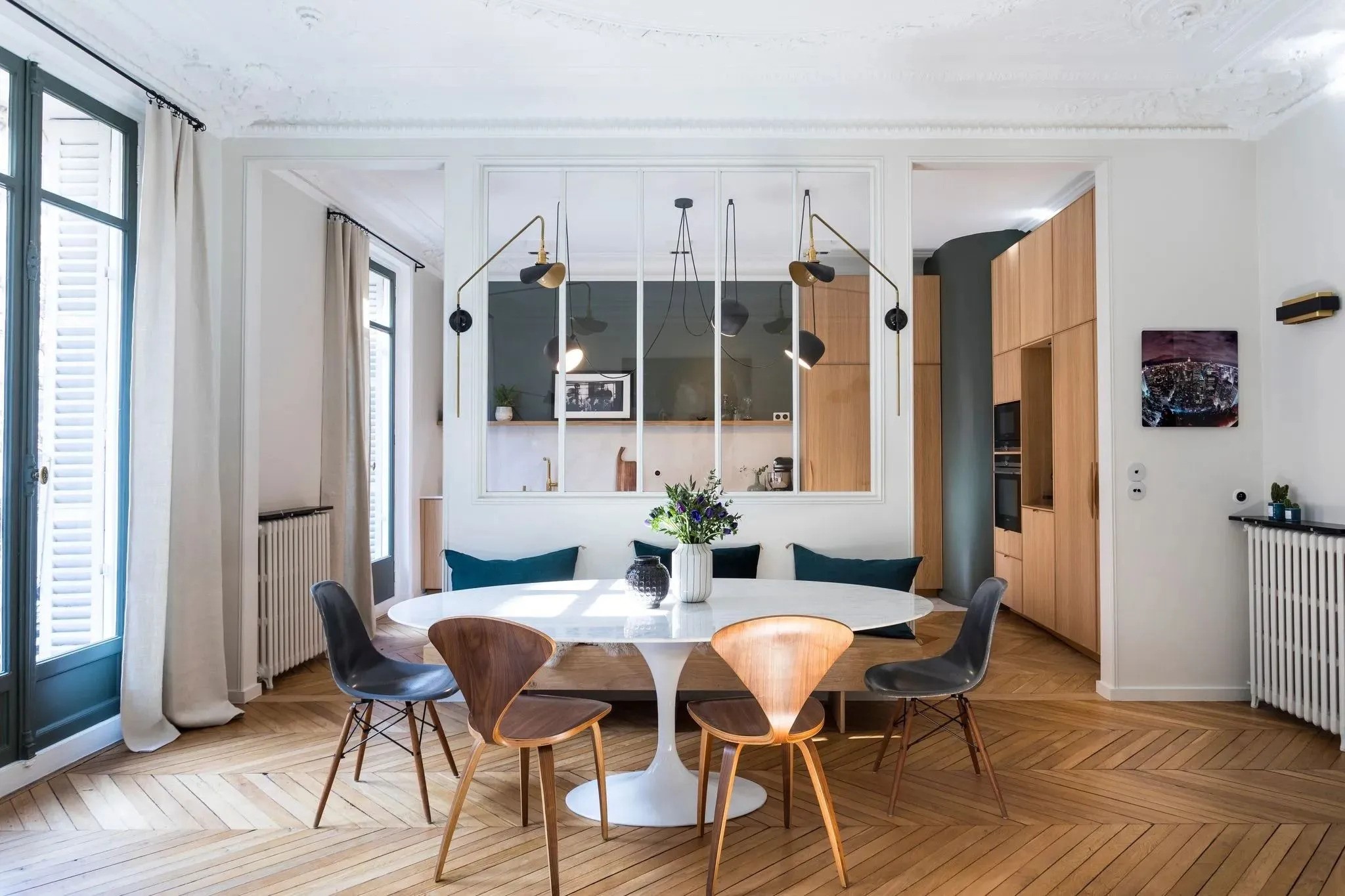 Salle à manger adossée à la verrière de la cuisine