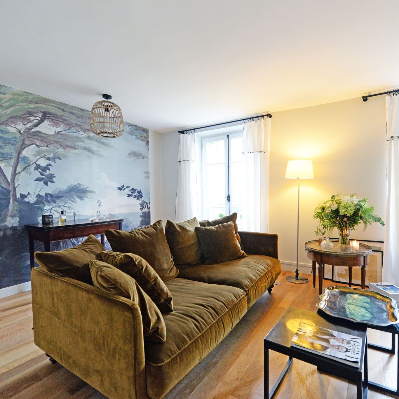 Salon avec canapé en velours bronze et papier peint panoramique