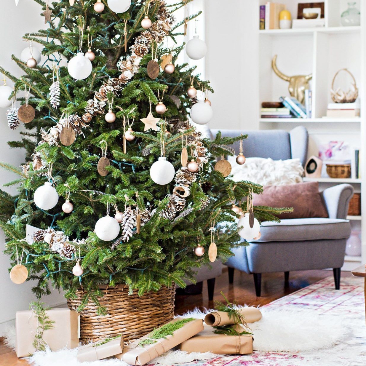 Sapin de Noël avec pied dissimulé dans un panier en osier