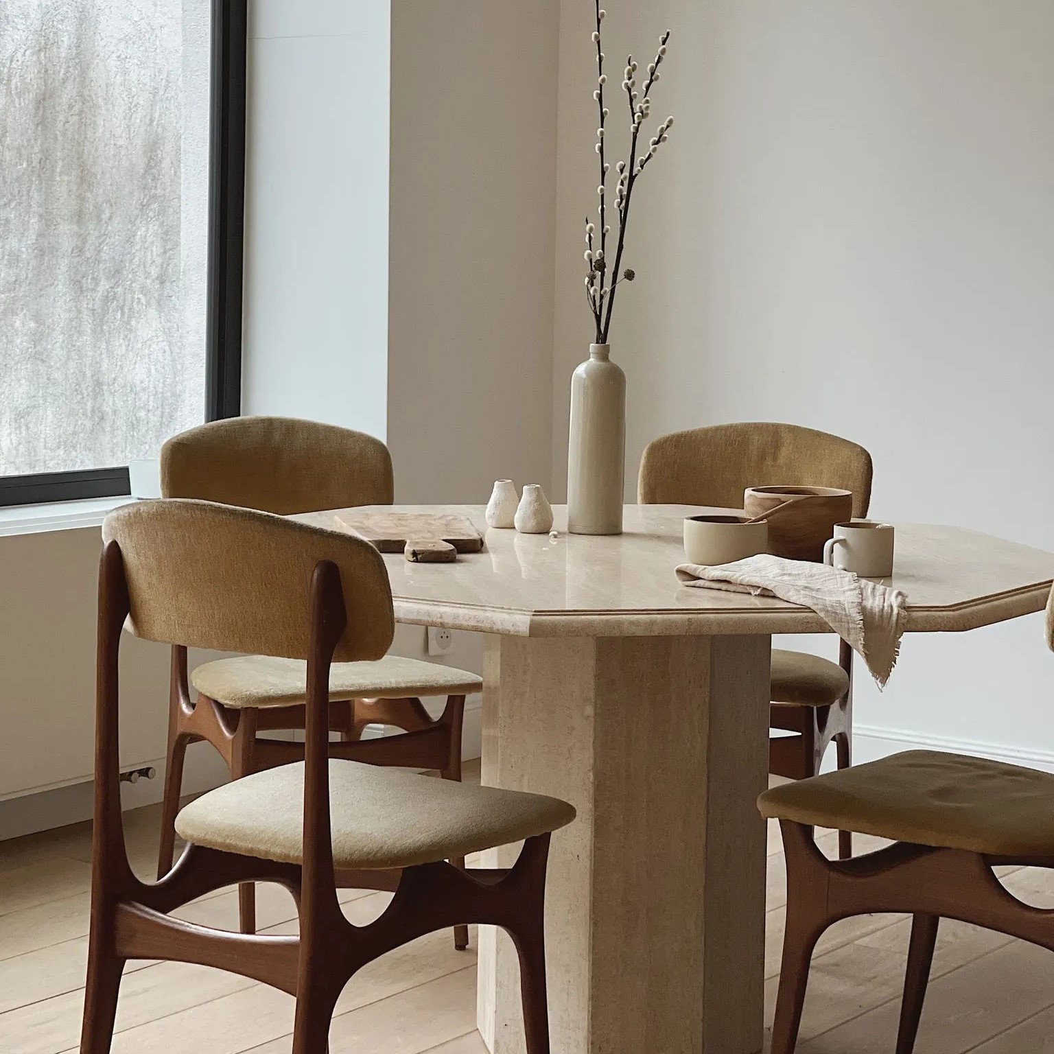 Table avec chaises vintage en bois