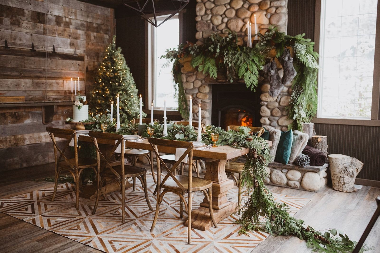 Table de Noël en bois avec chemin de table végétal