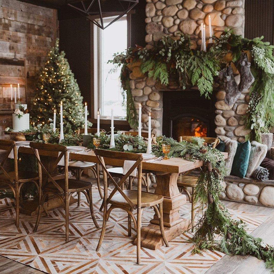 Table de Noël en bois avec chemin de table végétal