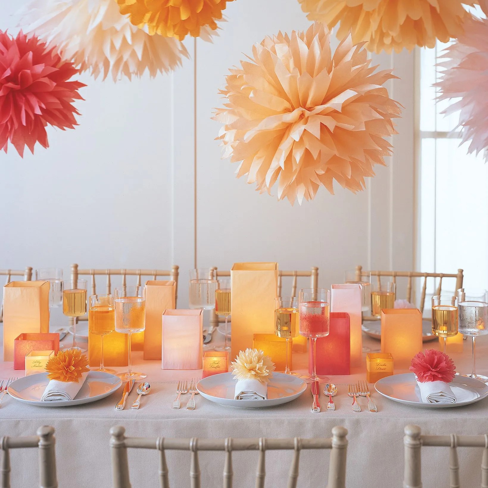 Table de fêtes avec fleurs en papier suspendues et lampions