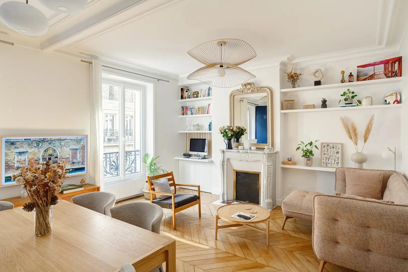 Un séjour chaleureux dans un appartement parisien avec cheminée ancienne