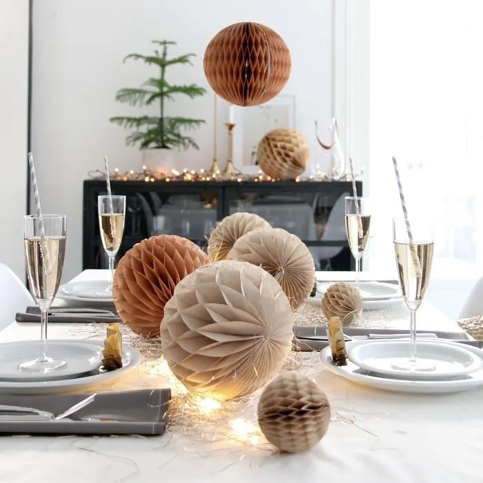 Une décoration de table de Noël sobre et festive