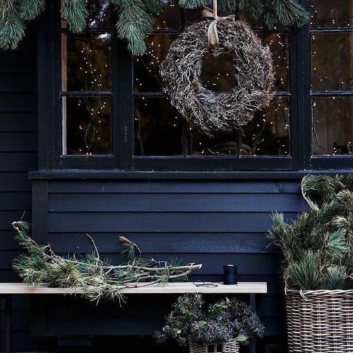 Une entrée extérieure déco pour Noël avec couronne et branches de sapin